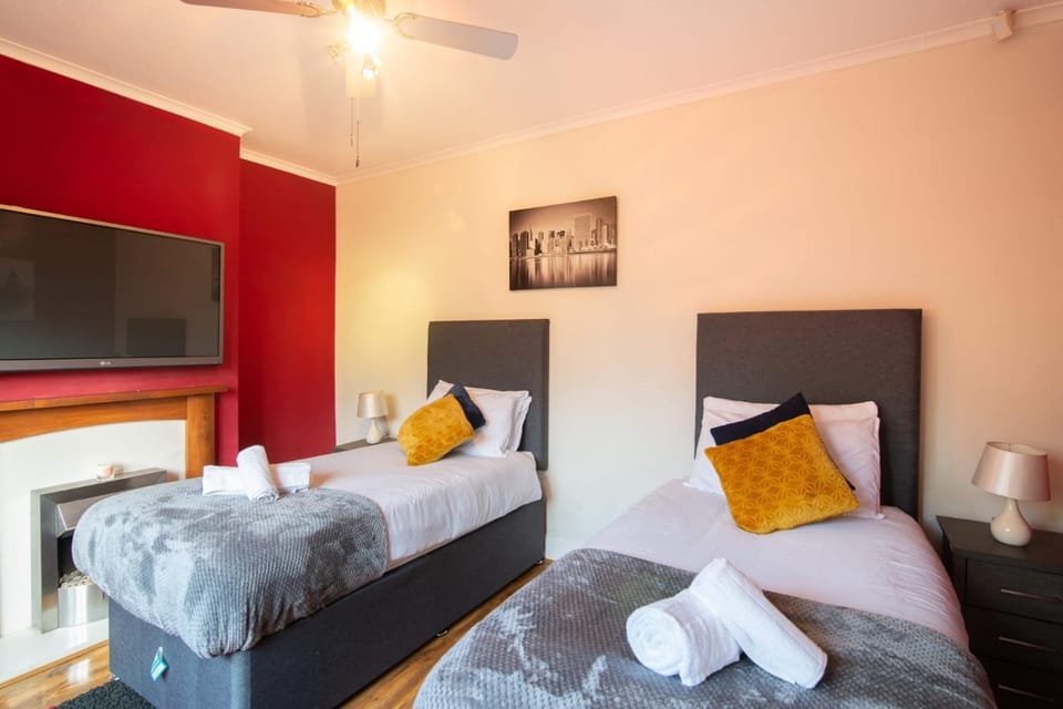 Stylish 4-Bedroom Home with Modern Comforts House in Derby