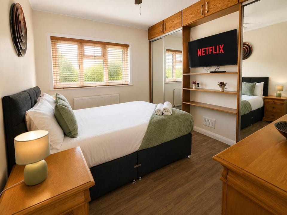 Stylish 4-Bedroom Home with Modern Comforts House in Derby