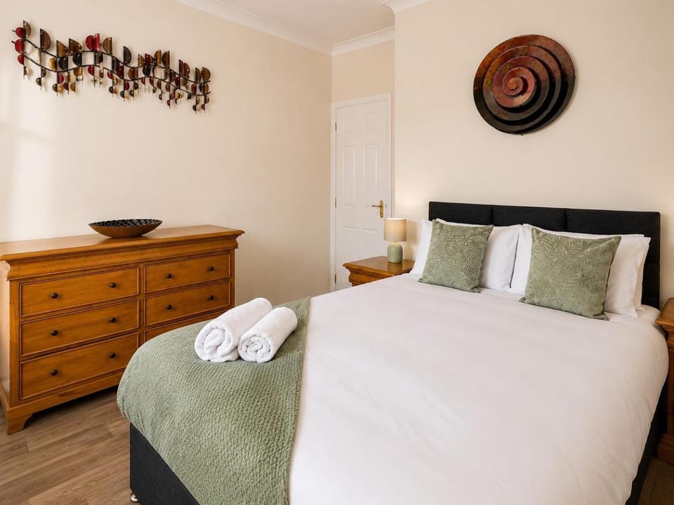Stylish 4-Bedroom Home with Modern Comforts House in Derby