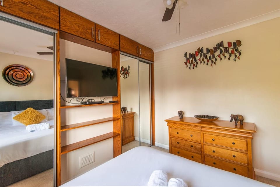 Stylish 4-Bedroom Home with Modern Comforts House in Derby