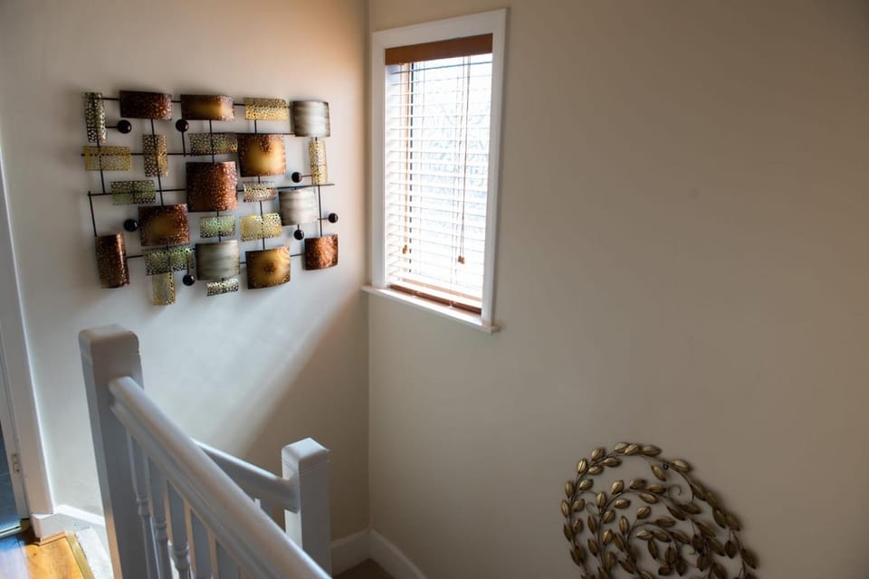 Stylish 4-Bedroom Home with Modern Comforts House in Derby