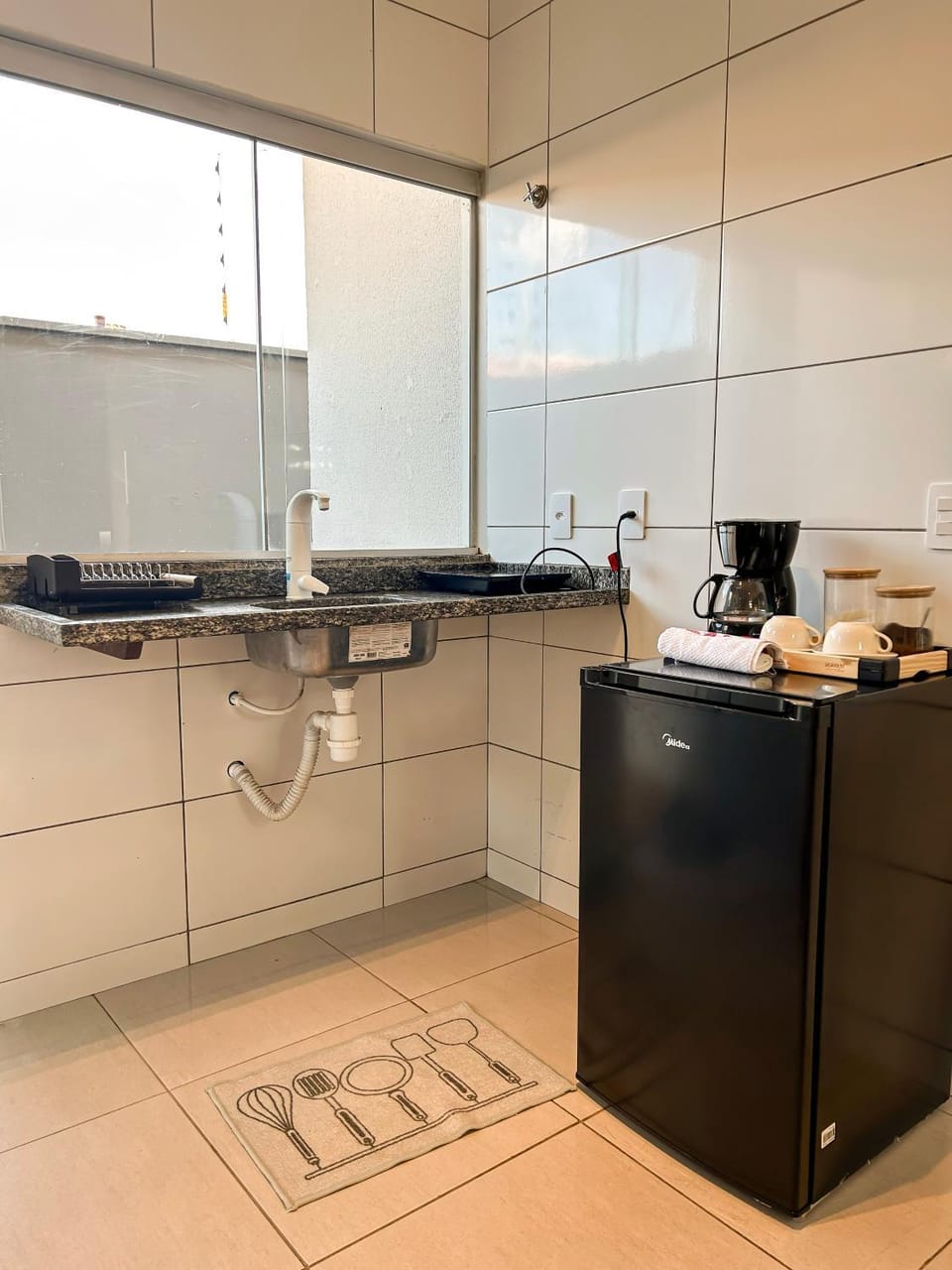 minibar, kitchen