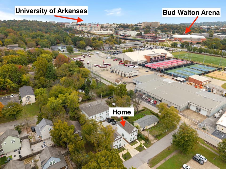Campus Core-Half mi to Bud Walton-2 mi to Downtown House in Fayetteville