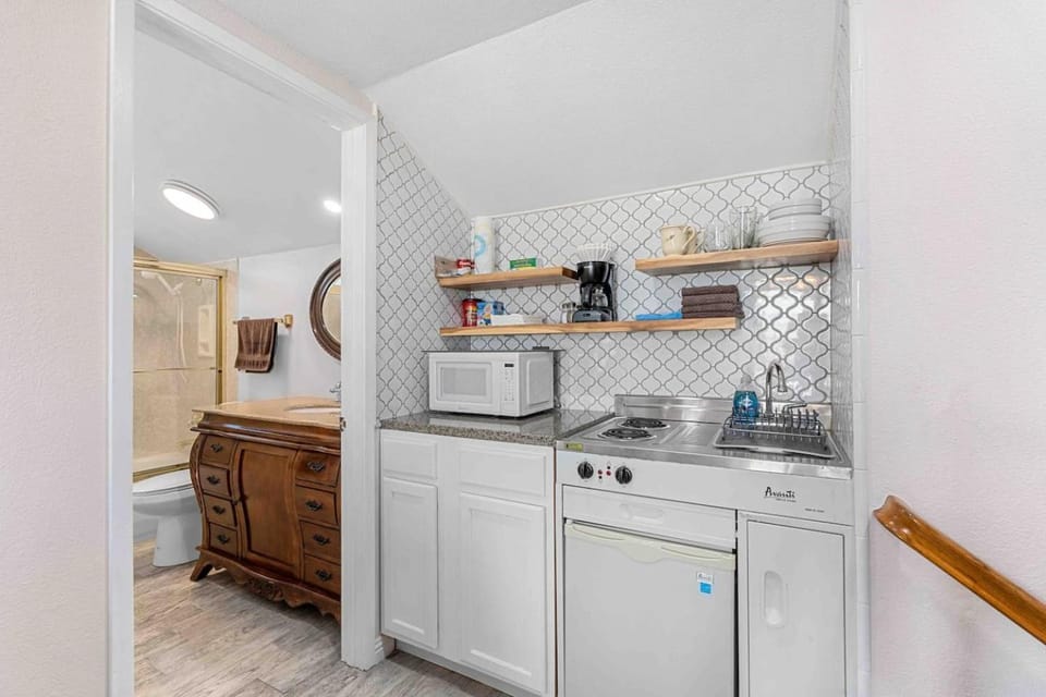 Quiet Comfort Suite 2B1B Skyline View House in Corona