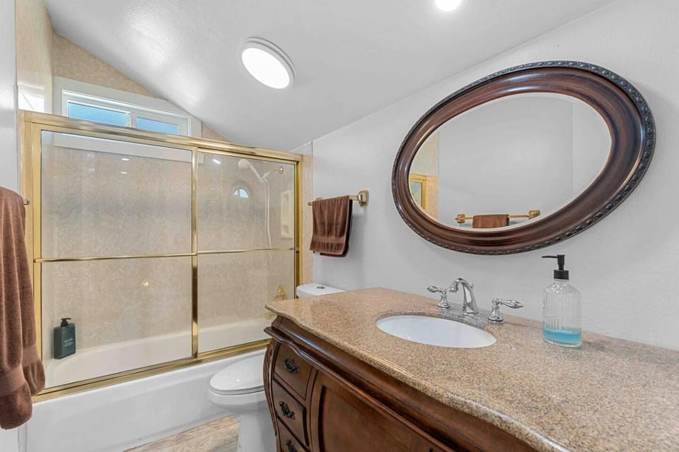 Quiet Comfort Suite 2B1B Skyline View House in Corona