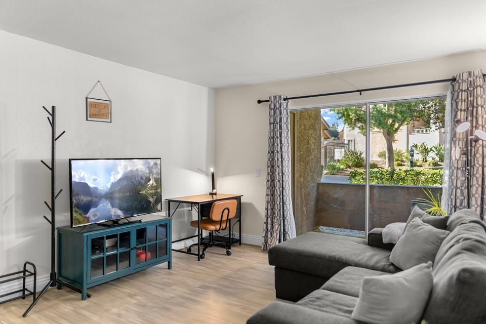 Pool Hot Tub King Bed 1st Floor Condo Apartment in Corona