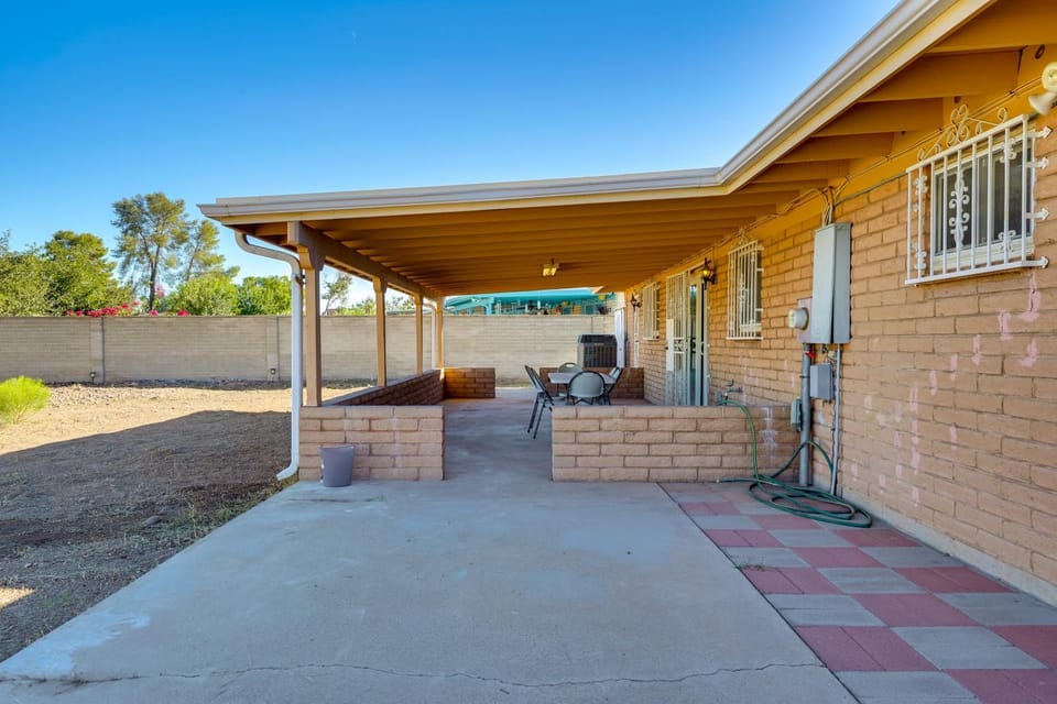 7 Mi to Saguaro Nat'l Park: Tucson Home w/ Yard House in Tucson