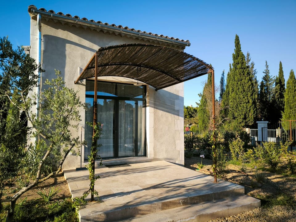 Property building, Patio, Balcony/Terrace