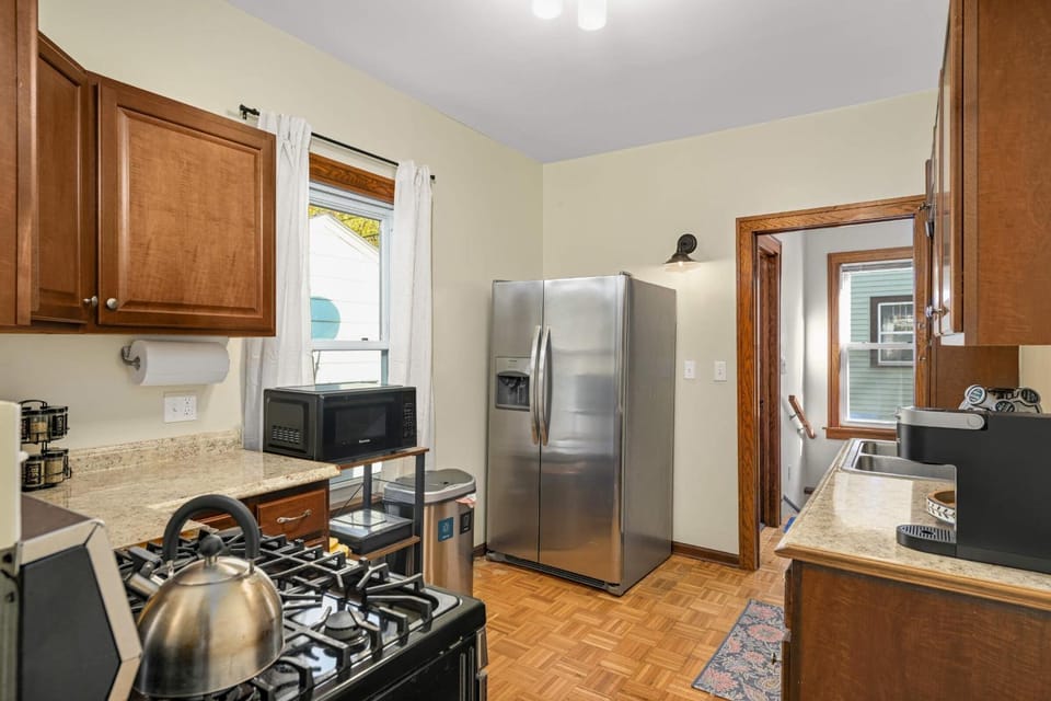 Coffee/tea facilities, Kitchen or kitchenette, dishwasher, oven, stove, toaster