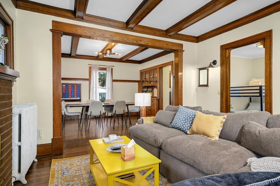 TV and multimedia, Living room, Seating area, Dining area