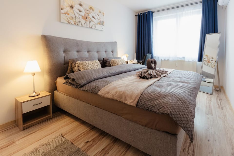 Bed, Photo of the whole room, Bedroom, towels
