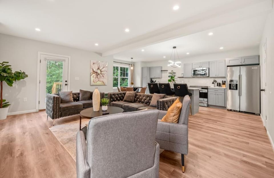 TV and multimedia, Kitchen or kitchenette, Living room, Seating area, Dining area