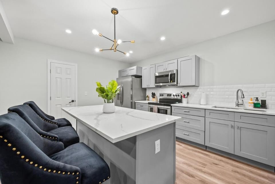 Kitchen or kitchenette, Seating area, oven, stove