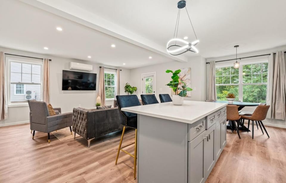 TV and multimedia, Living room, Seating area, Dining area