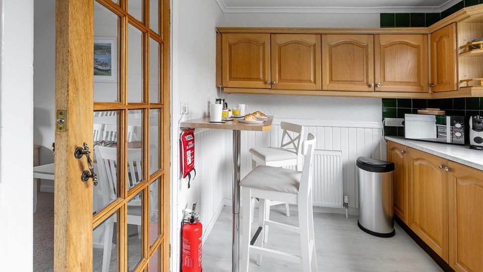 Kitchen or kitchenette, Dining area, oven, stove, toaster