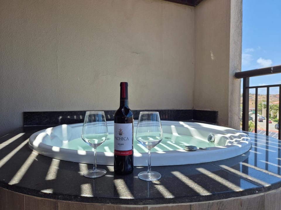 Day, Hot Tub, Hot Tub, Balcony/Terrace, Food and drinks, Dining area, Pool view, Swimming pool, Swimming pool, Drinks, Alcoholic drinks