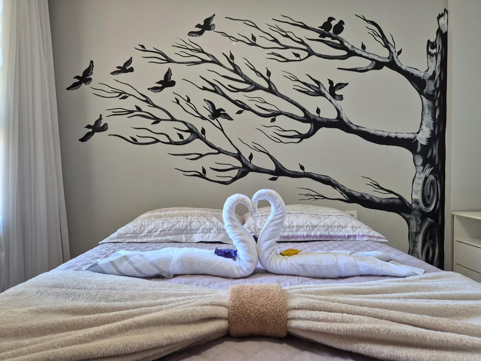 Bed, Photo of the whole room, Bedroom, towels