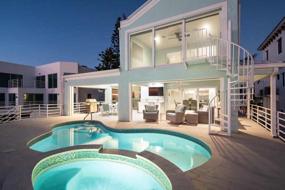 Star of the Sea, Gulf-Front Luxury w Pool, Spa House in Bonita Springs