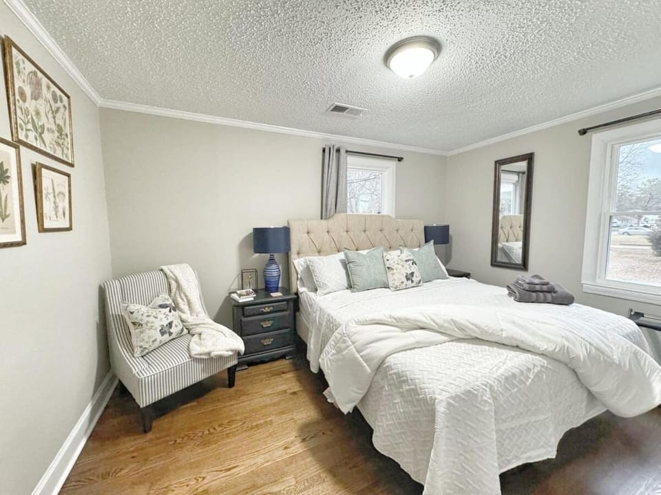 Stylish 2BR in Decatur - Big Deck - Pets OK - Fire Pit House in Decatur