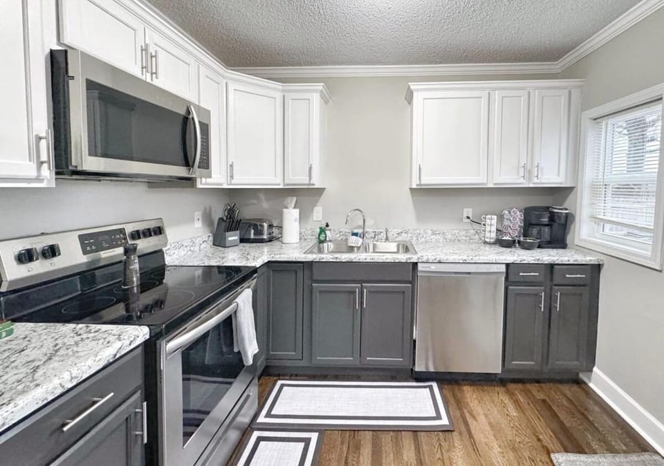 Stylish 2BR in Decatur - Big Deck - Pets OK - Fire Pit House in Decatur