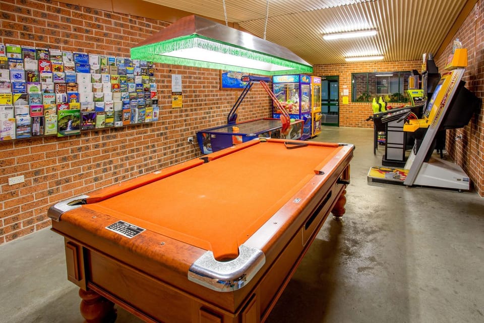 Billiard, Game Room