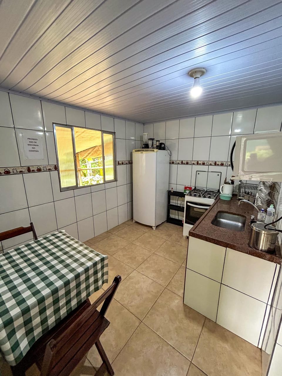 Kitchen or kitchenette, minibar, oven, stove