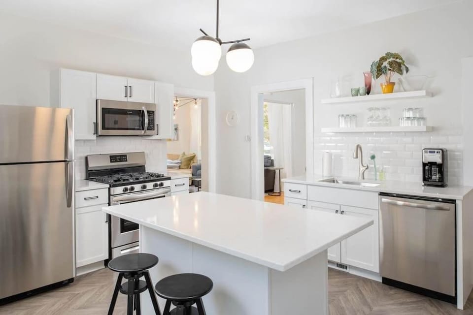 Downtown Walkable - 2 bed 1 bath King Bed House in Appleton