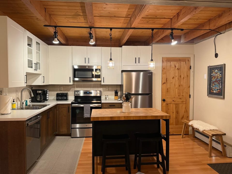 Coffee/tea facilities, Kitchen or kitchenette, Dining area, microwave, oven, stove, toaster