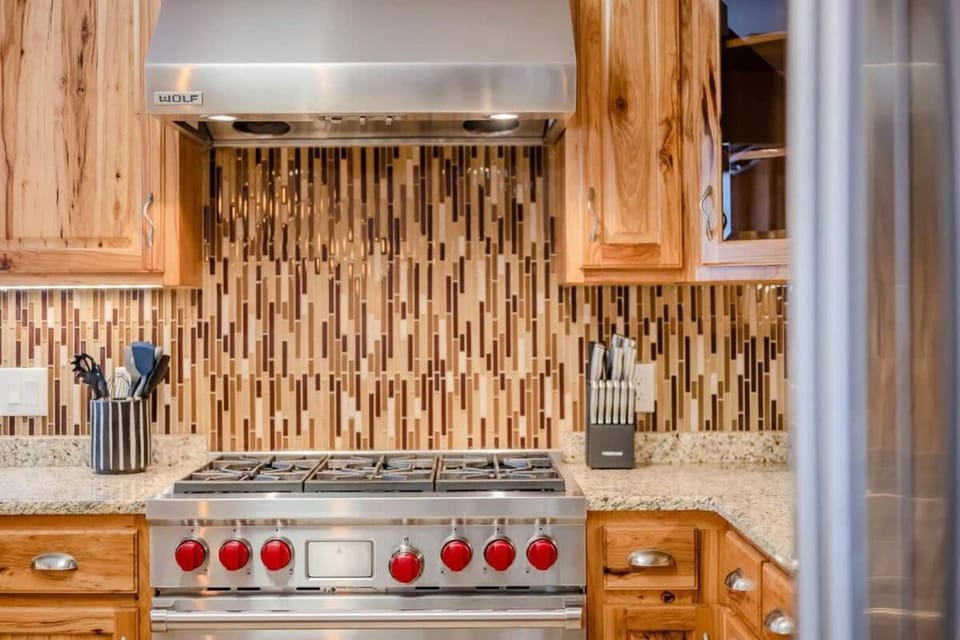 Stevens Point Getaway - HUGE 5 bedroom Home 3 Full Bath House in Wisconsin