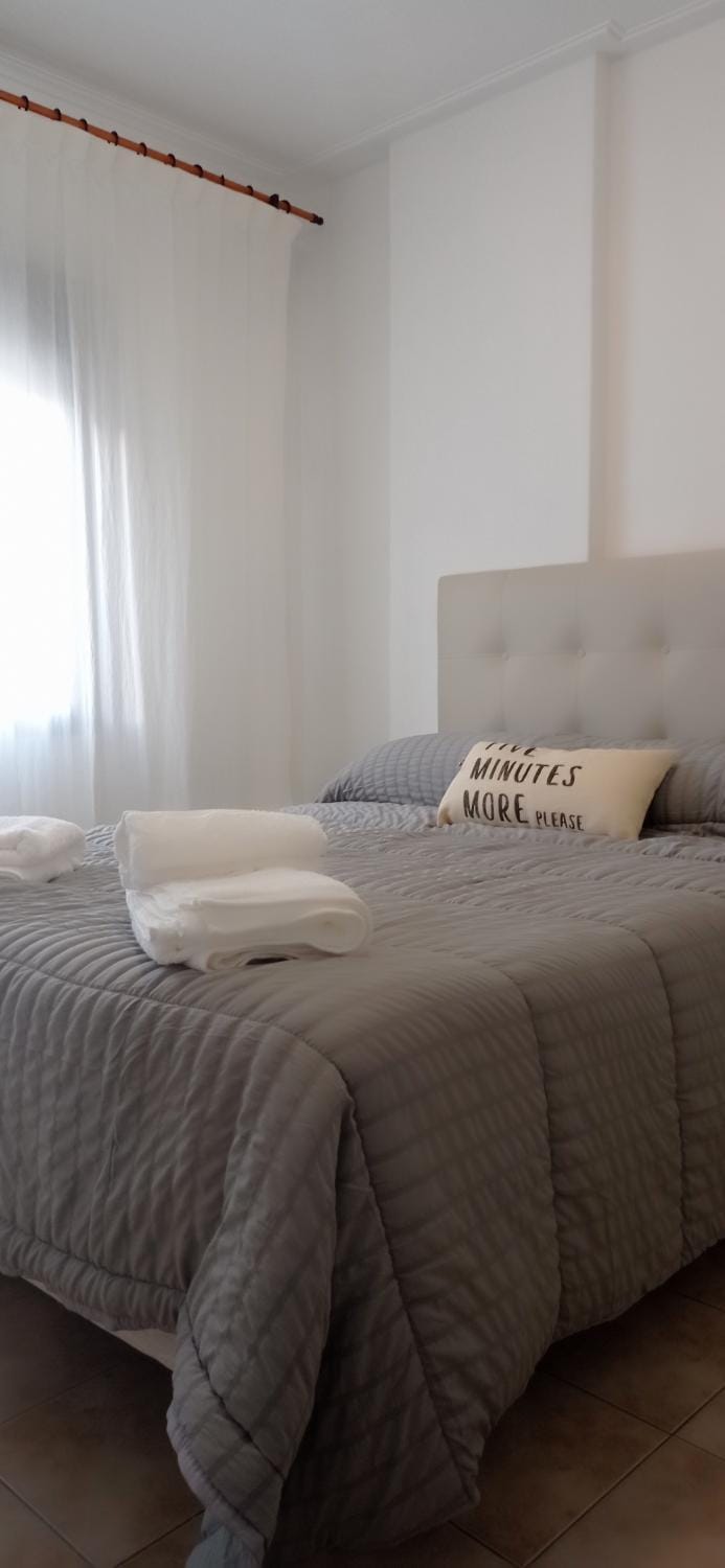 Bed, Bedroom, towels