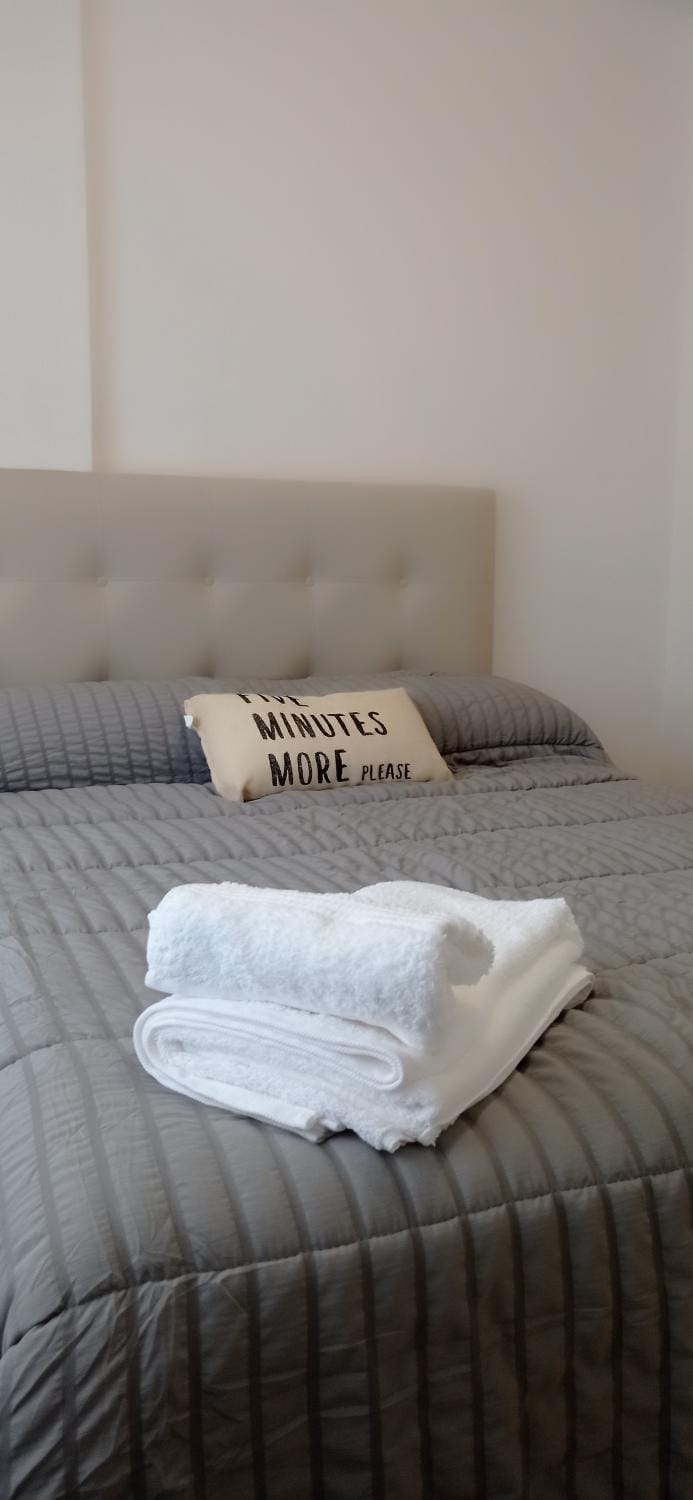 Bed, Bedroom, towels