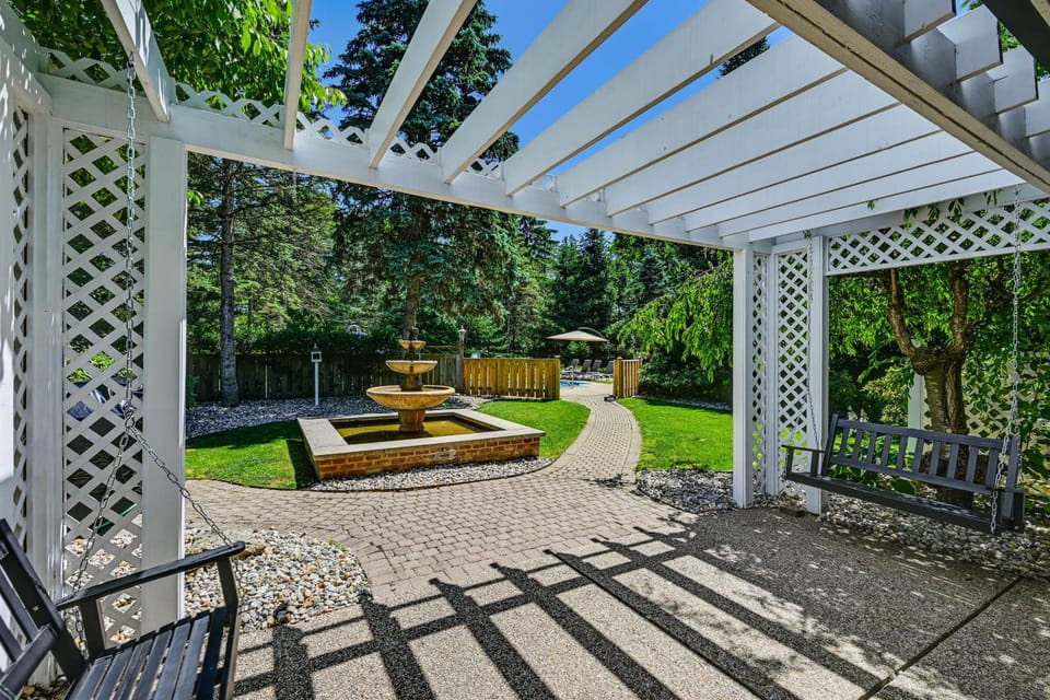 Pet Friendly: Private Pool & Home Theater House in Michigan
