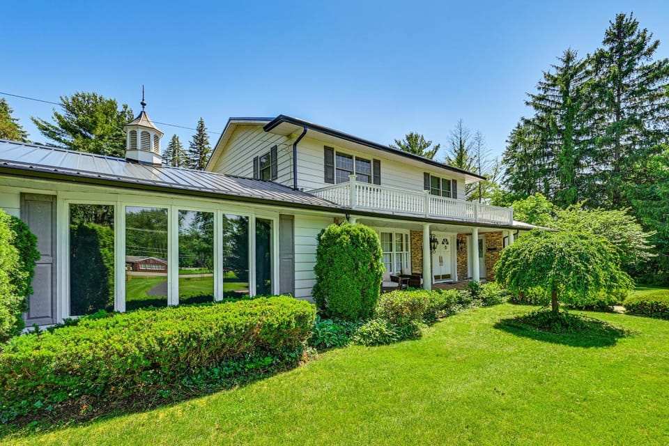 Pet Friendly: Private Pool & Home Theater House in Michigan