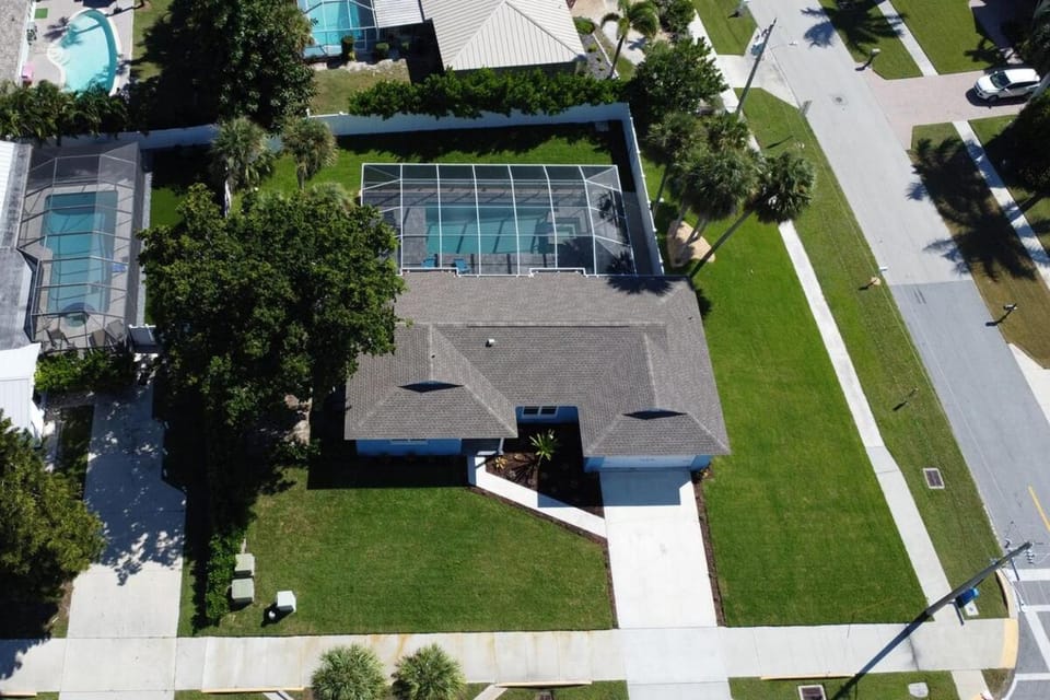 Marco Island Pool, Spa Getaway Fenced Pet Friendly House in Marco Island