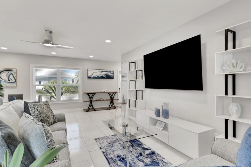 Marco Island Pool, Spa Getaway Fenced Pet Friendly House in Marco Island