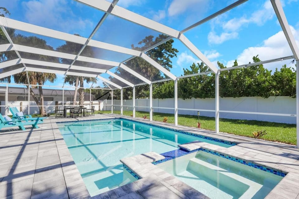 Marco Island Pool, Spa Getaway Fenced Pet Friendly House in Marco Island
