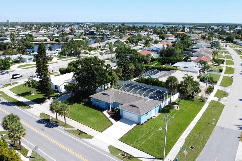 Marco Island Pool, Spa Getaway Fenced Pet Friendly House in Marco Island