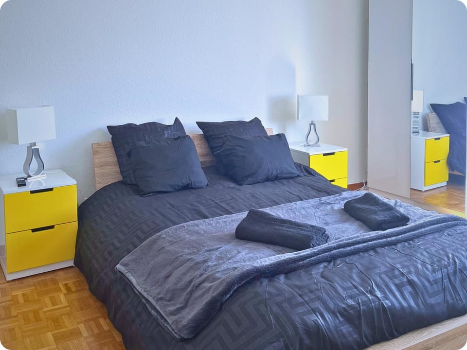 Bed, Photo of the whole room, towels