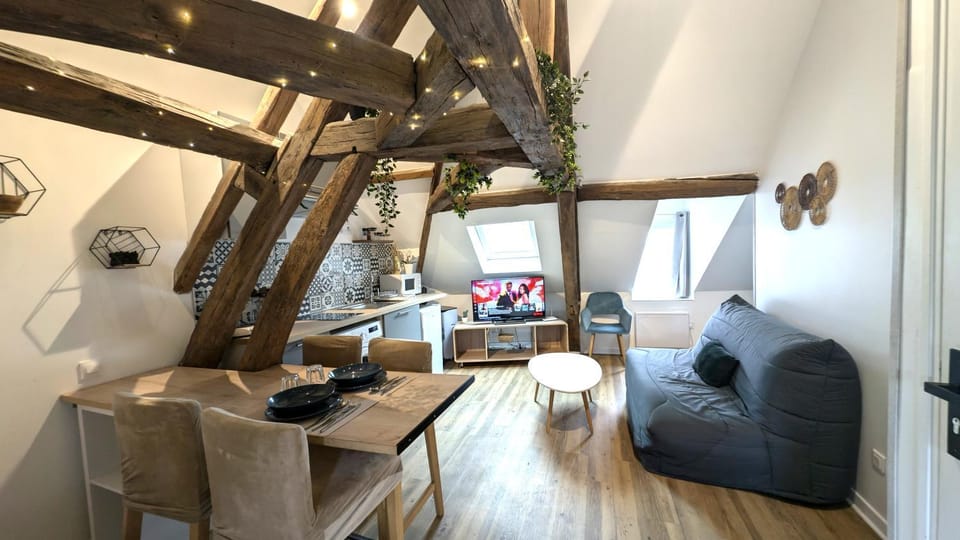 Communal lounge/ TV room, TV and multimedia, Living room, Seating area, Evening entertainment
