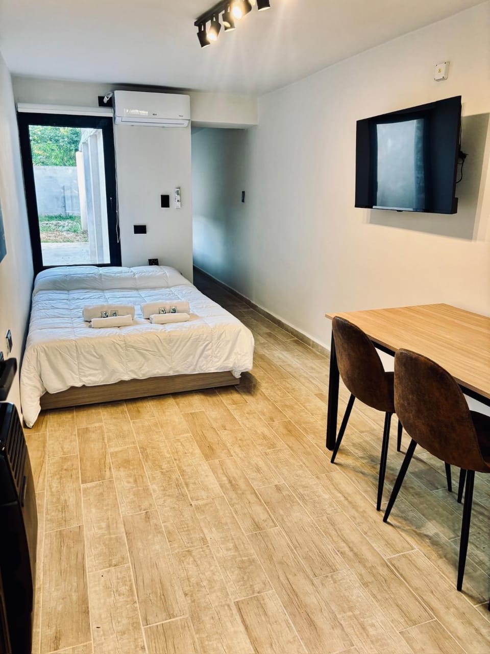 Communal lounge/ TV room, Bed, TV and multimedia, Living room, Photo of the whole room, Seating area, Bedroom