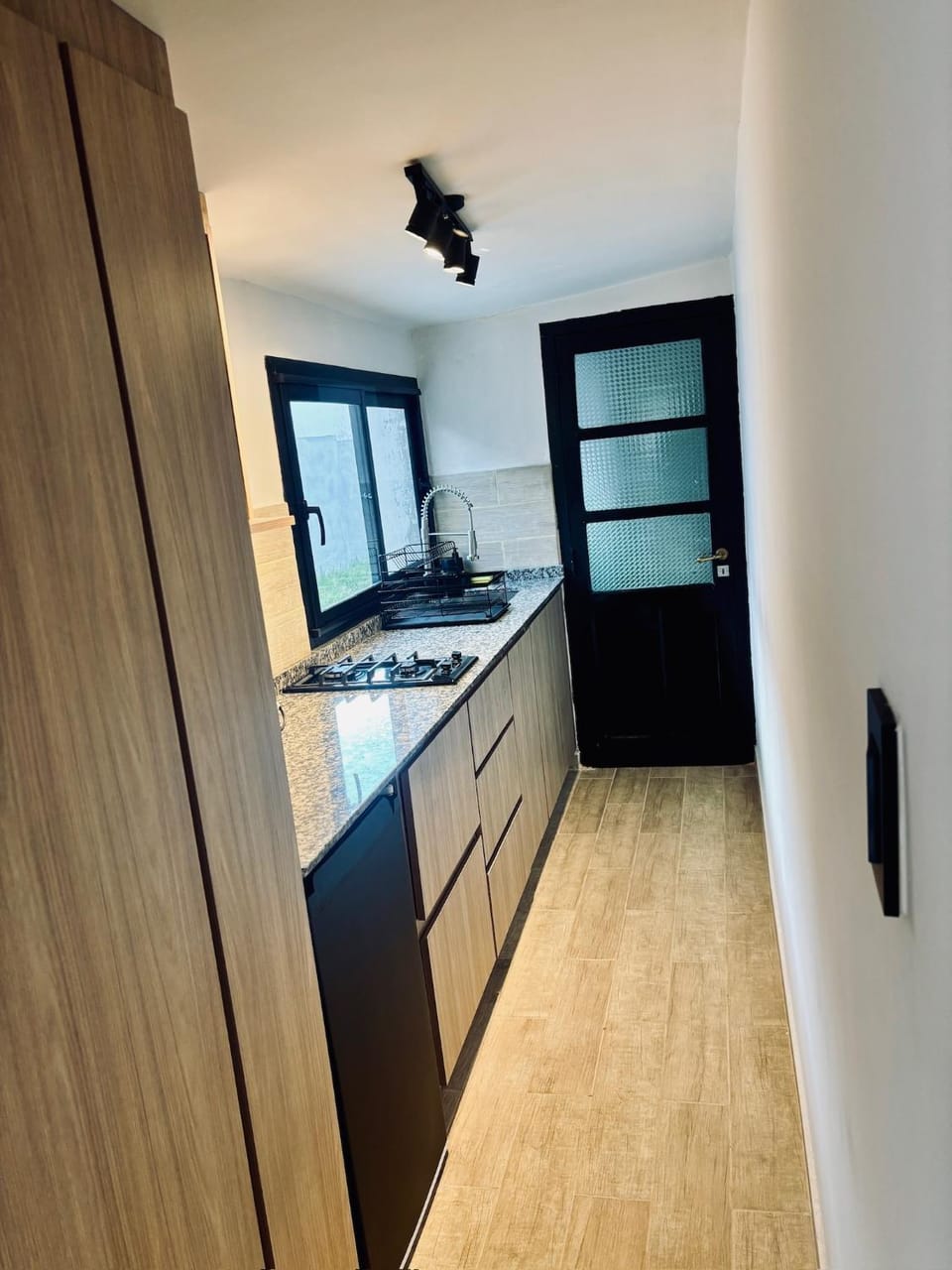 Kitchen or kitchenette, minibar