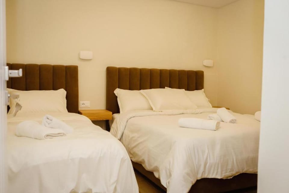Bed, towels