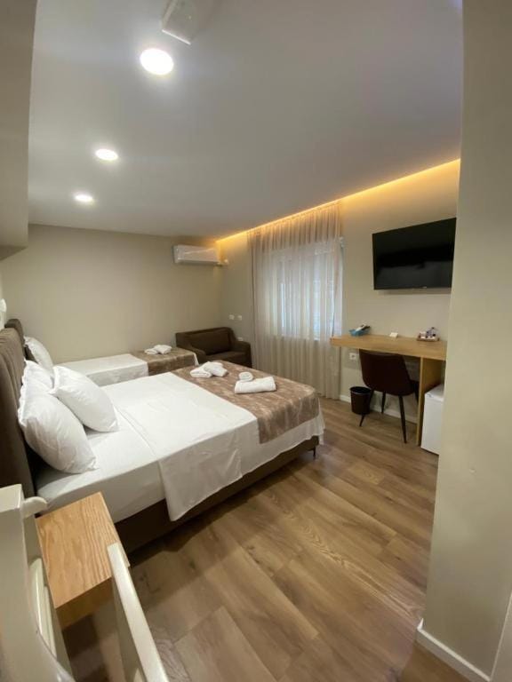 Bed, TV and multimedia, Photo of the whole room, Bedroom