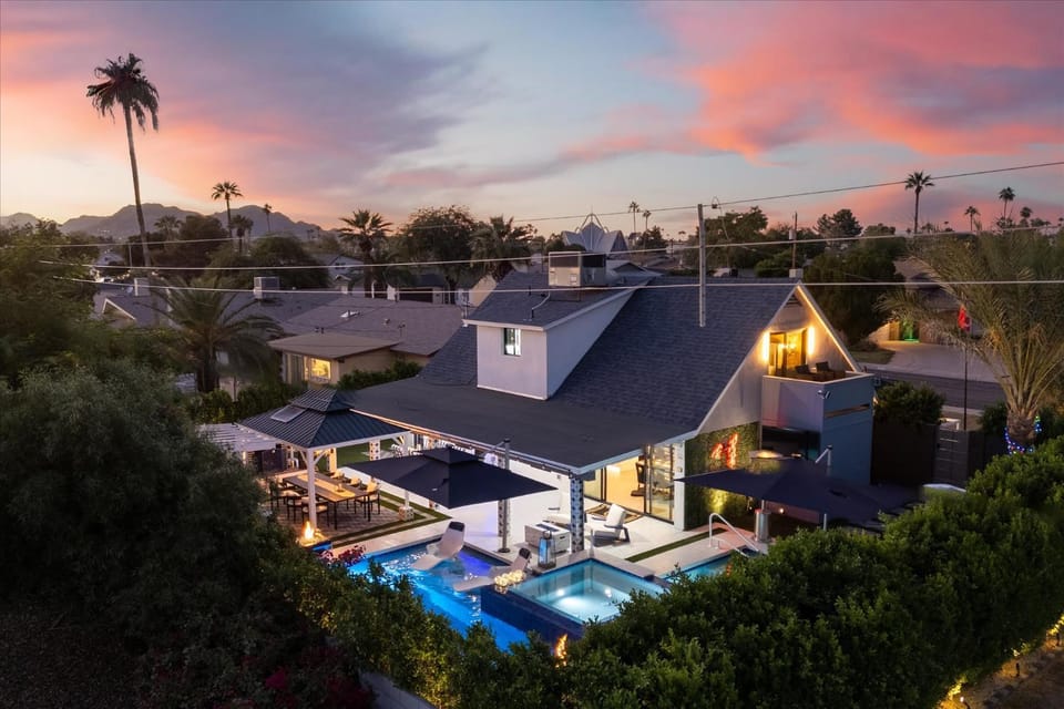 Luminosity Escape Pool Hot Tub Dog-friendly House in Scottsdale