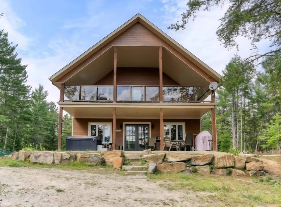 Chalet COEUR de loup avec spa Chalet in Saint-Alexis-des-Monts