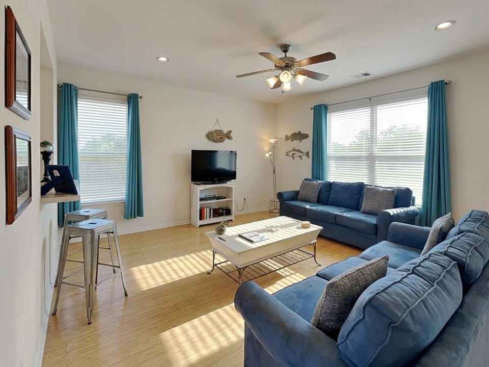 TV and multimedia, Living room, Seating area, furniture