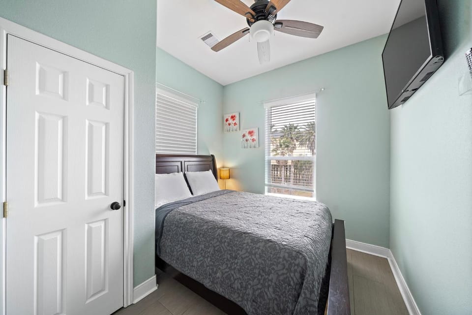 Bed, TV and multimedia, Bedroom