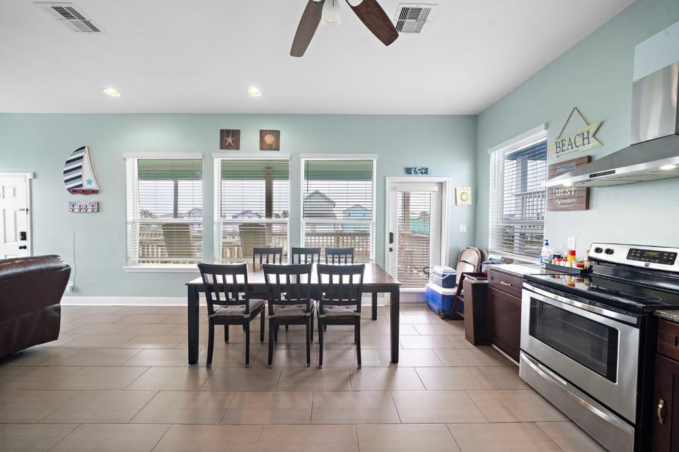 Kitchen or kitchenette, Dining area, oven, stove