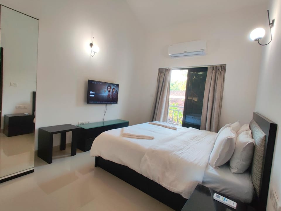 Bed, TV and multimedia, Photo of the whole room, Evening entertainment, Bedroom, air conditioner