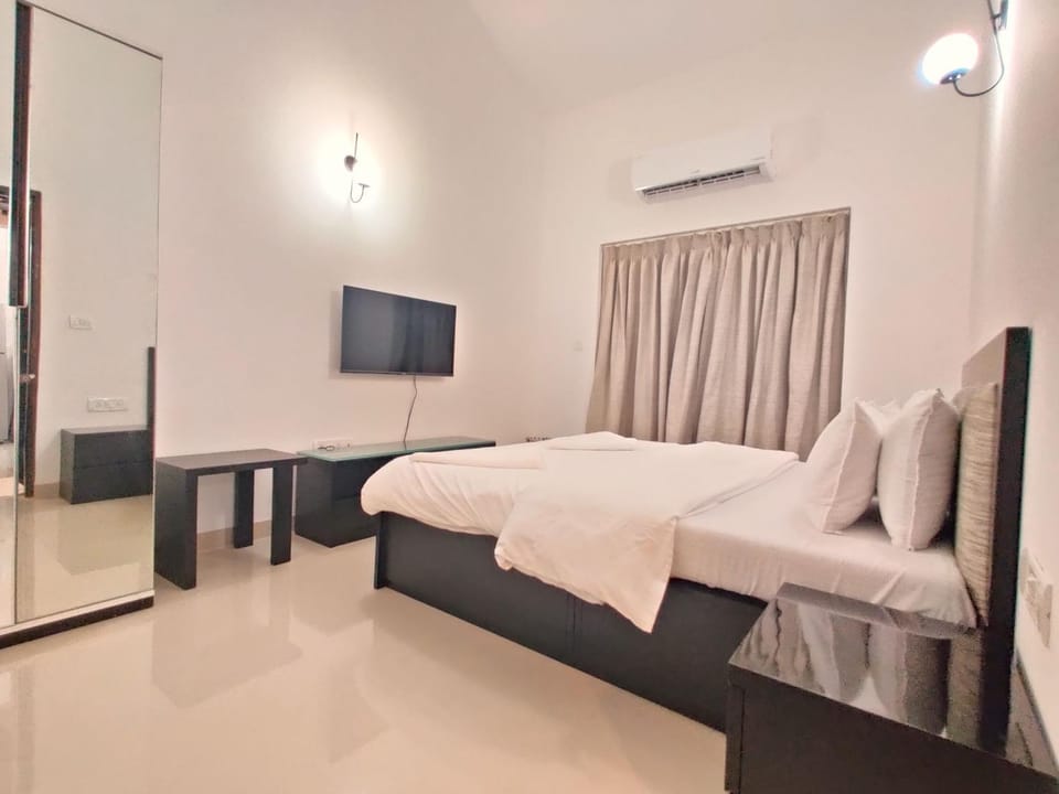 Photo of the whole room, Bedroom